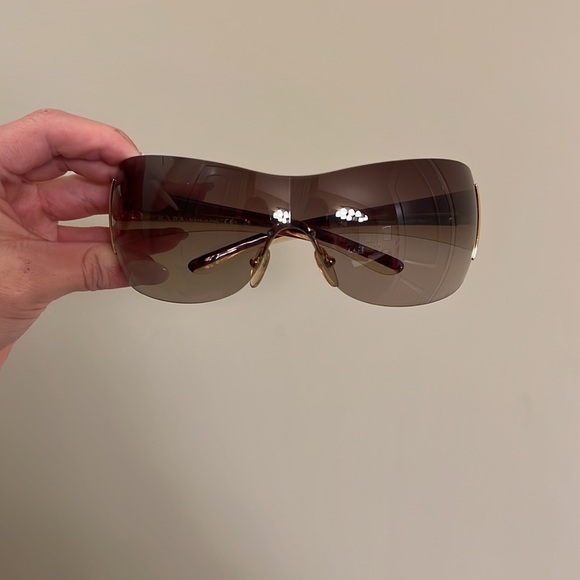 AUTHENTIC Prada sunglasses - Picture 5 of 6